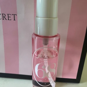 Janine 68 Perfume Mist - Kan sänka pris!! Fräsch och modern parfym mist med rosa design, perfekt för dig som vill ha en lätt och ungdomlig doft. Flaskan är smidig att ta med i väskan. Volym och ingredienser framgår ej på bilden.