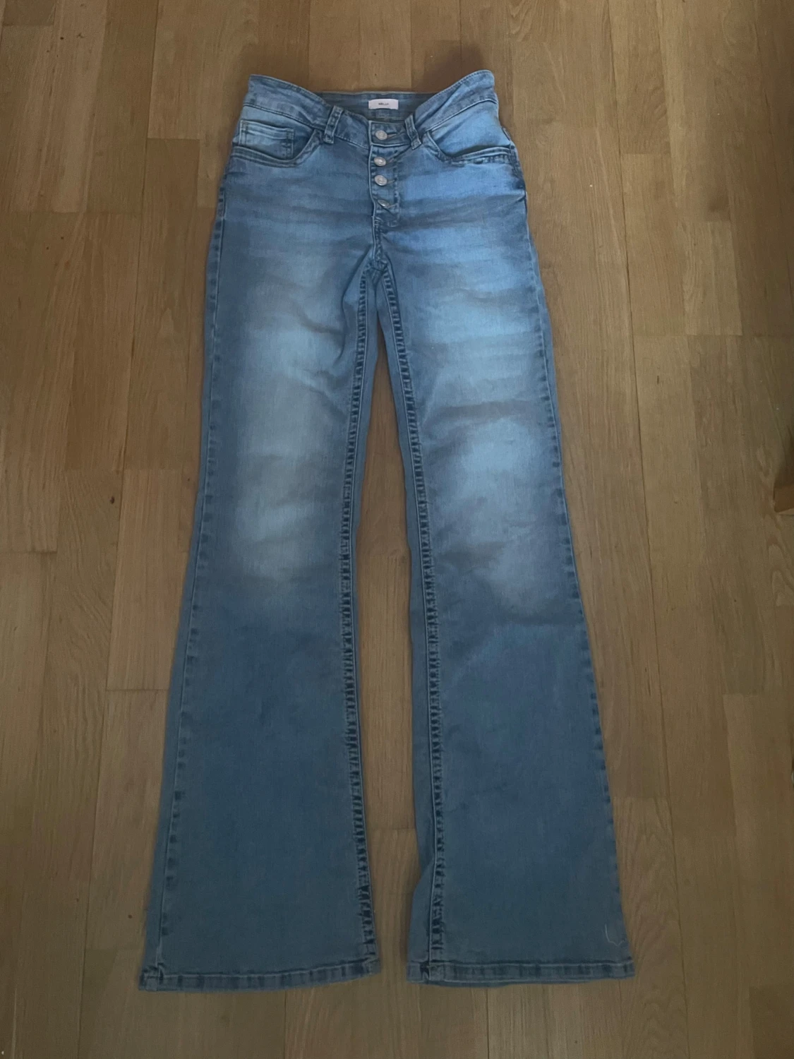 Bootcut ljusblå jeans från Nelly