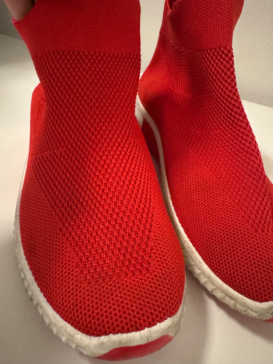 Röda stickade sneakers med vit sula