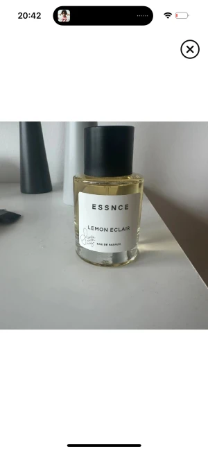 ESSNCE Lemon Eclair Eau de Parfum - Perfekta julklappen! Modern parfym med stilren design och tydlig etikett. Flaskan har namnet Lemon Eclair och är en Eau de Parfum. Perfekt för dig som vill ha något unikt i din samling. Helt oanvänd inte ens testad