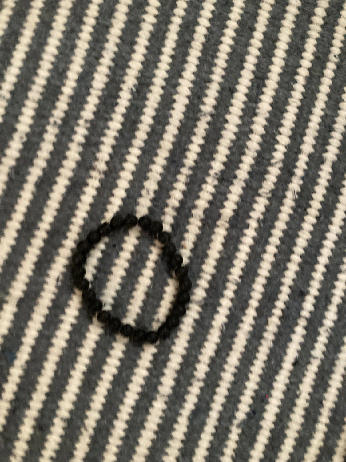 Svart pärlarmband med cylinderdetalj - 1