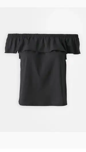 Svart offshoulder topp med bred volang längs halsringningen. Perfekt att styla med jeans eller kjol för en cool look. Aldrig använd! Liten i storlek. Skriv för bilder🫶🏻