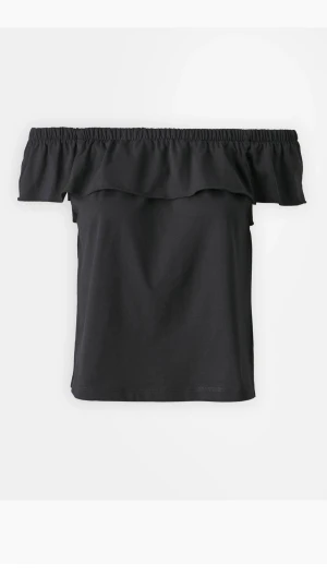 Svart offshoulder topp med volang - Svart offshoulder topp med bred volang längs halsringningen. Perfekt att styla med jeans eller kjol för en cool look. Aldrig använd! Liten i storlek. Skriv för bilder🫶🏻