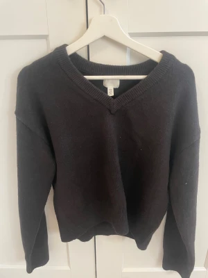 Brun tröja  - En v ringning från hm