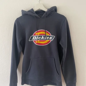 Hoodie i mycket bra skick, strl XS - Mörkblå hoodie från Dickies. Använd ett fåtal gånger, väldigt fint skick. 