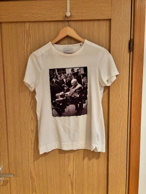 Limitato T-shirt - Vit T-shirt från limitato. Nypris: ca 1600. Fint skick, mycket litet hål vid halsen som man ser på bild 3 men det är inget som märks av. Bara att höra av sig vid frågor eller funderingar.