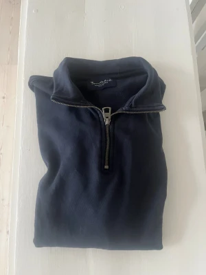 Marinblå half zip tröja Bondelid - Snygg marinblå långärmad tröja från Bondelid med half zip-dragkedja framtill. Tröjan har en klassisk ståkrage och är gjord i mjuk bomull, perfekt för chilliga dagar. Enkel och stilren design som funkar till jeans eller mjukis.