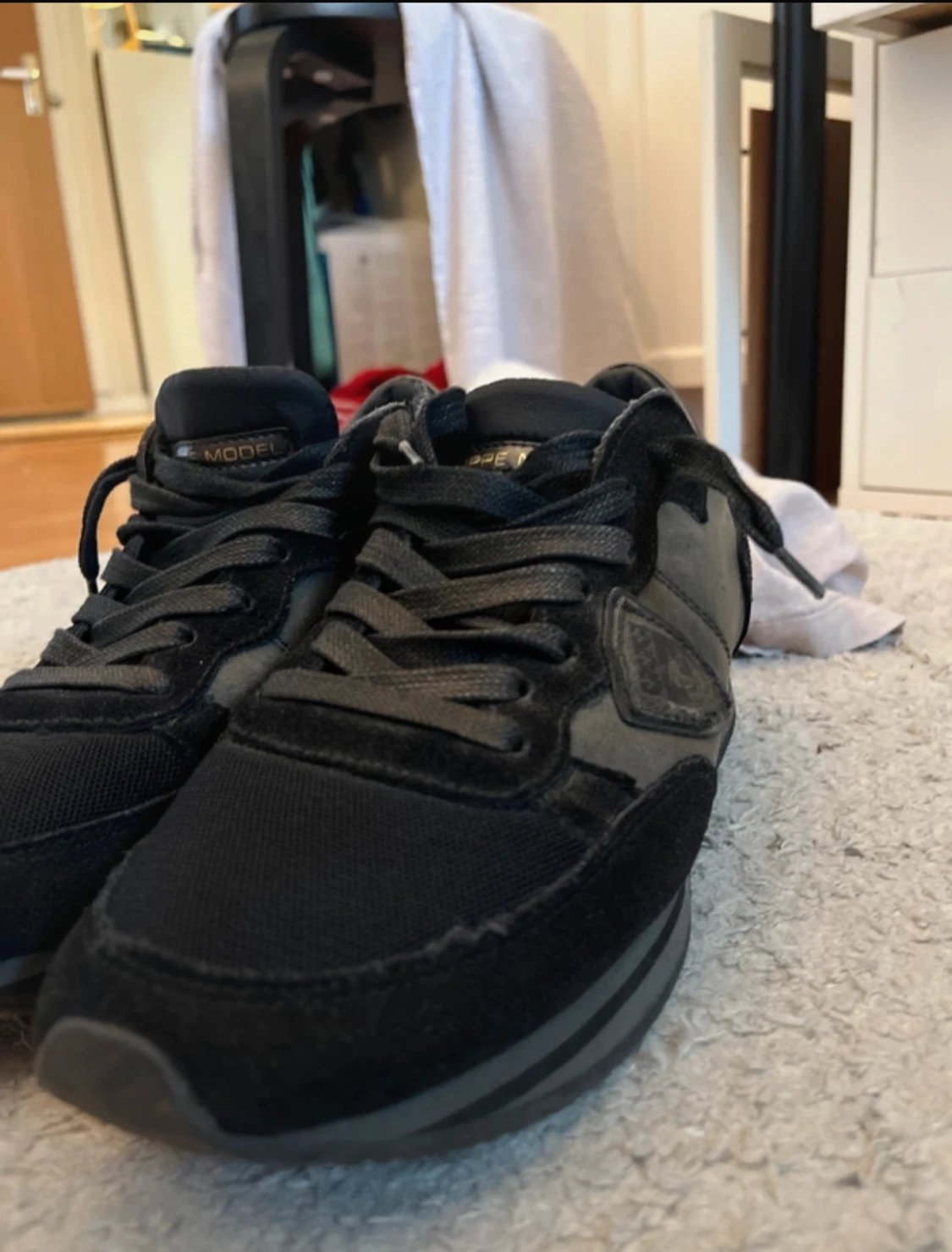 Svarta Philippe Model sneakers