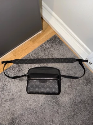 Messenger bag - Worn a bit but in very good condition with no damage. I ship same day always.