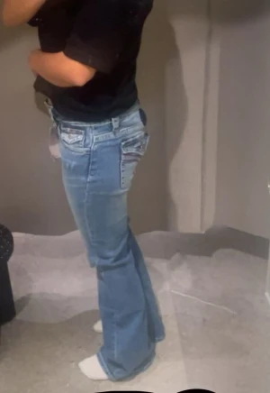 Jeans från Gina tricot! - Fina jeans från Gina 14+ säljer då de inte kommer till användning! Endast testade aldrig använt de ute så helt i nyskick!Skriv för fler bilder💕💕