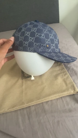 En blå Gucci keps  - En blå Gucci keps kommer med dust bag och taggaren på 