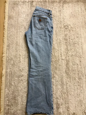 Abrand jeans - Snygga ljusblå jeans från Abrand. Bootcut men skulle säga att dem är mer mot straight/wide hållet💕