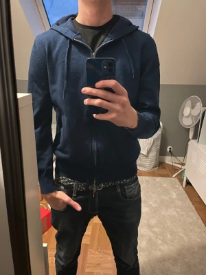 Marinblå hoodie  - Köpte denna hoodie och typ aldrig användt. Skick 9/10! Passar perfekt nu inför vintern! Pris går att diskutera