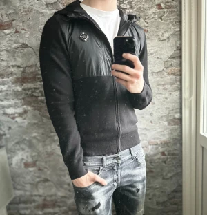 J.lindeberg Cardigan - Mycket fint skick, inga defekter. Storlek S passar dig som är mellan 175-185cm ungefär. Nypris ca 4000kr. Modellen är 185 cm, 79 kg. Passar bra nu till vintern. Skriv för mer information!🤝