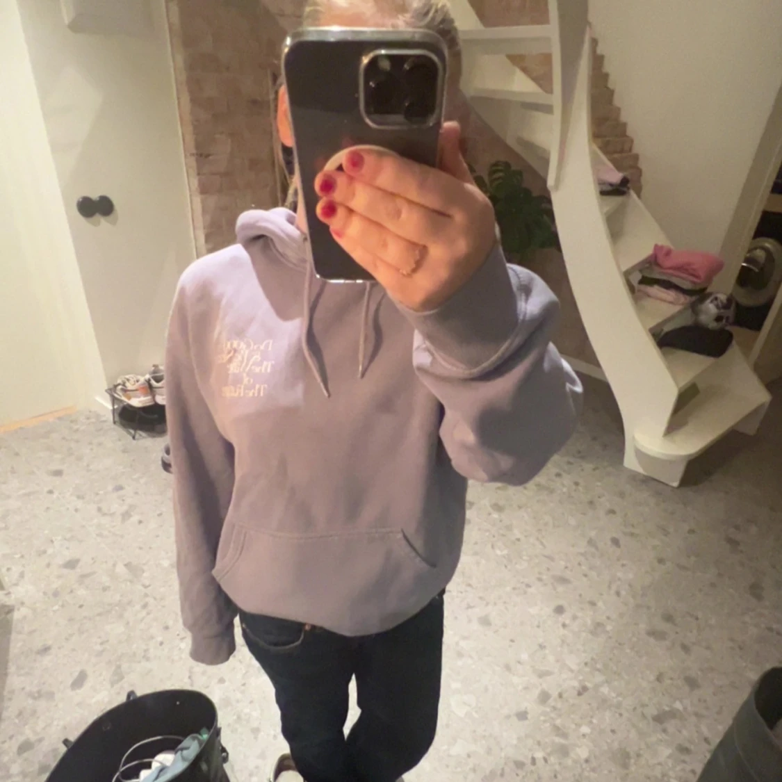 Ljuslila hoodie med text🫰🏻