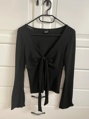 Festtopp - Superfin topp med knytning framtill. Perfekt till fest. Jättebra skick. Storlek xs🩷