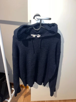 Mörkblå stickad hoodie från Gina Tricot - Mysig mörkblå stickad hoodie från Gina Tricot! Säljer då den inte används! Pris kan diskuteras💕💕