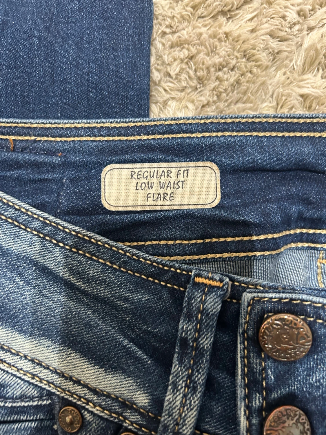 Lågmidjade utsvängda jeans - 3