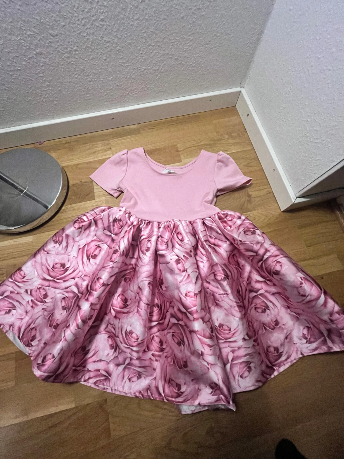 Rosa blommig klänning med rosett - 1