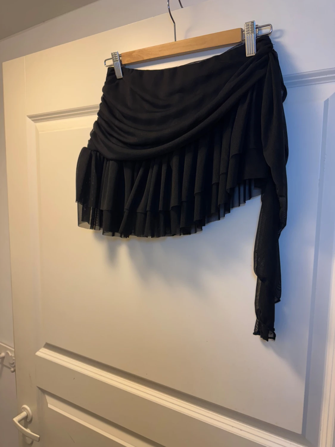 Svart asymmetrisk volangkjol i mesh XS -S