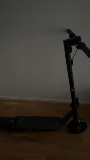Ninebot G2 Max - Säljer min Ninebot Max G2 – fungerar perfekt och är i mycket gott skick. Har bara några små repor på styret men inget som påverkar användning.  Scootern har dubbla fjädringar (fram & bak) som gör den riktigt bekväm att köra även på ojämna vägar. Stark motor, bra acceleration och lång räckvidd. Stabil, tyst och trygg att pendla med.  Original-laddare och allt som följde med ingår. Bara att köra iväg! 