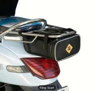 Smart väska från B-GOUL till elcykel, moped klass 1 & 2, vespa och MC - Smart väska från B-GOUL till elcykel, moped klass 1 & 2, vespa och MC  Väskan är lagom stor och justerbar och multifunktionell. Den kan appliceras på olika sätt. Svart, Väskan har praktiska spännen, dragkedja och ett gult logomärke framtill. Tillverkad i slitstark syntet med förstärkta kanter och remmar för enkel fastsättning.