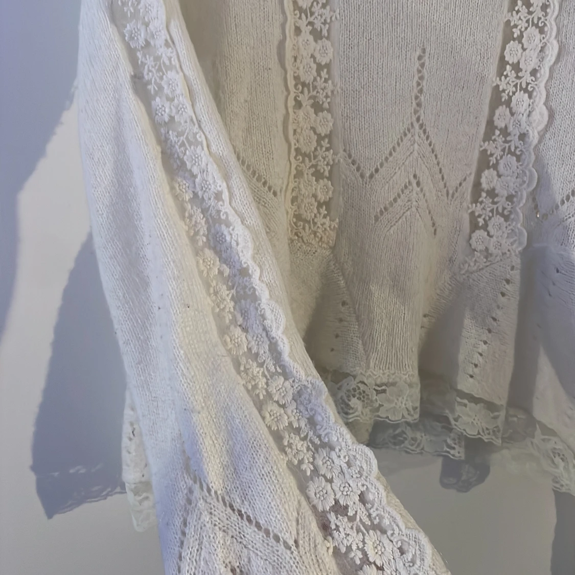 Vit stickad tröja med spetsdetaljer - 1
