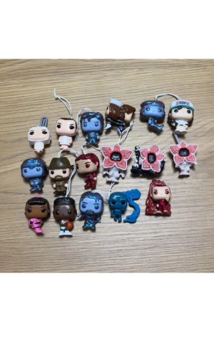 Stranger things kinder joy - Alla är kvar förutom dustin. Säljer inte under 50 kr, så man kan alltså inte bara köpa en utan fler. För fler frågor hör av er privat!