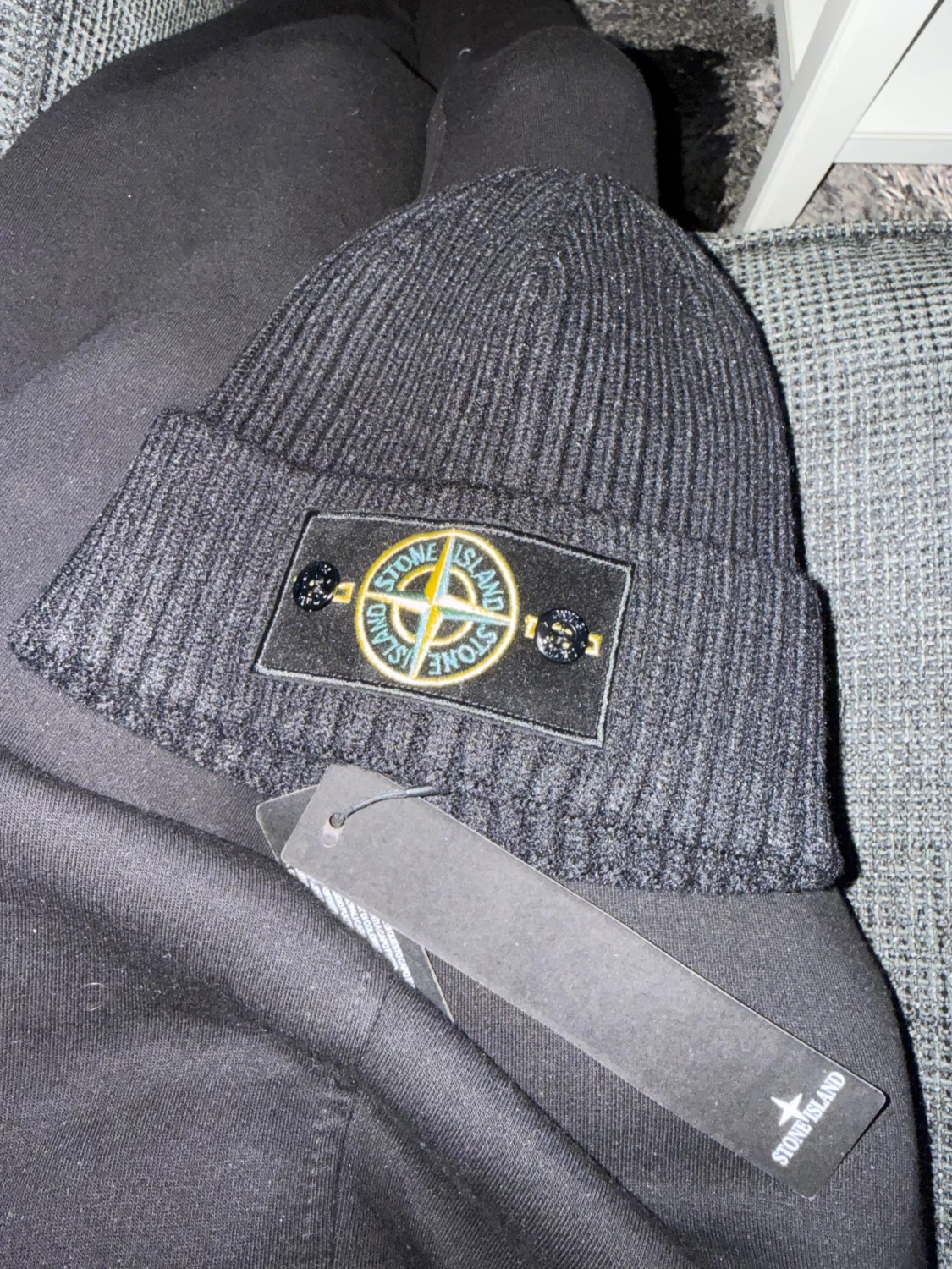 Svart ribbad mössa från Stone Island