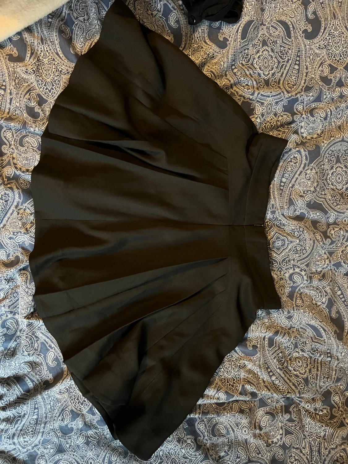 Svart kortkjol från Whyred, strl 34, med två fickor för fram - 1