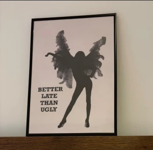 Better late than ugly - Poster ”Better late than ugly” 💘 Går att beställa här eller på vår Vinted @designauf, använd gärna köp nu!