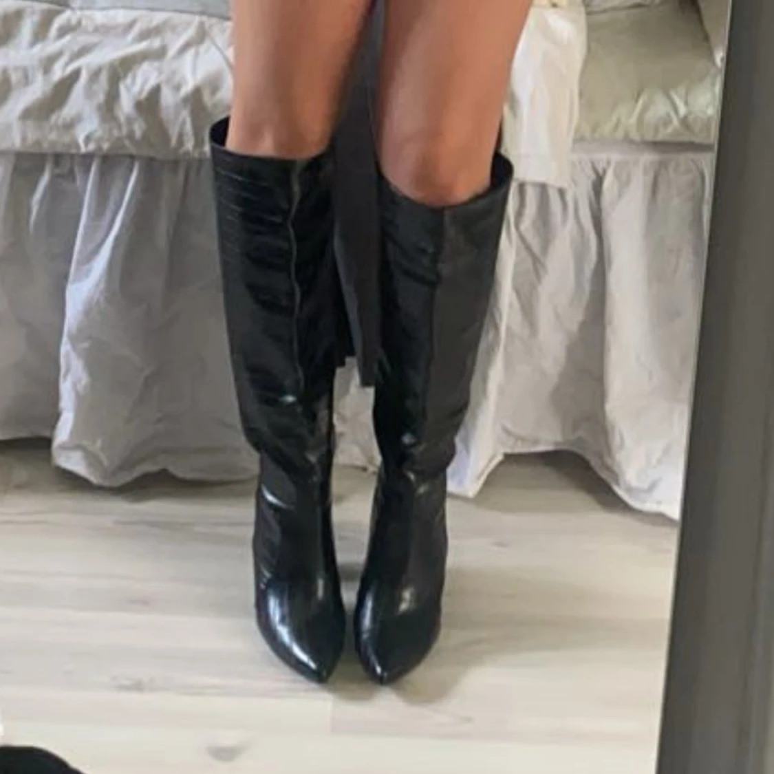Svarta höga stövlar med klack