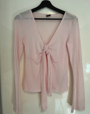 Ljusrosa långärmad tröja  - Säljer en ljusrosa tröja från Gina Tricot, mjukt bekvämt material. Använd en gång 