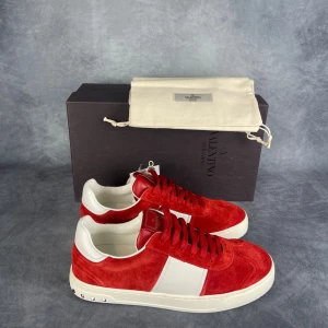 Valentino Flycrew (HELT NYA) - Skick: 10/10, helt nya. | Ingår: Skor, Box, Dustbags och kort. | Nypris: +- 8000 SEK. 