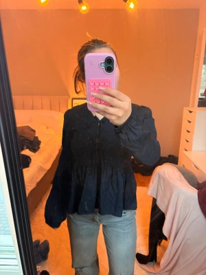 Mörkblå blus från Gina Young  - En snygg basic blus med små rosetter som en enkel snygg extra detalj. Blusen är från Gina Young och är i storlek 158/164. Men skulle säga att det är en XS/S! Blusen är bara använd fåtal gånger så ser ut som nyskick! Pris kan diskuteras och om ni har några frågor eller funderingar så är det bara att höra av dig/ Mvh Amanda❣️