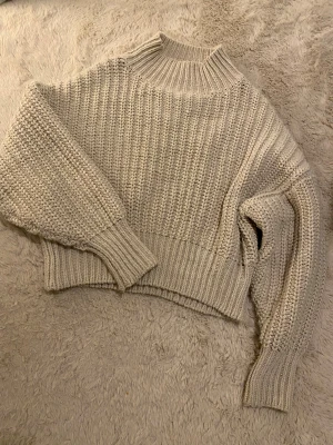 Beige tröja med liten krage - Säljer en superfin beige tröja med liten ribbad krage i strl M men funkar även som S. Tröjan är från H&M, är skön och varm och den sticks inte alls!💞