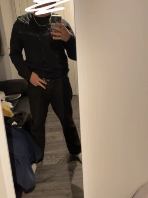 Nike tech fleece - Svart Nike tech fleece från Nike har en ficka  dragkedja på armen  säljer pågrund av att jag inte använder den längre 