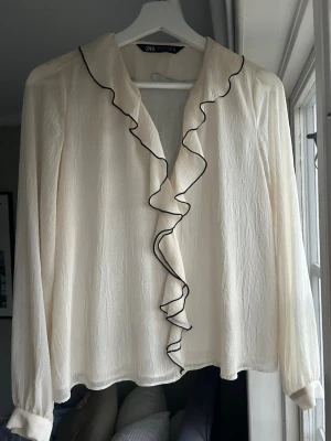 Blus - Jättefin blus från Zara med volangdetaljer! 