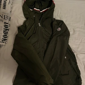 Mörkgrön moncler vindjackan - Den är i mycket bra skick, bara använd ett få antal gånger. Storlek 3 som motsvarar L