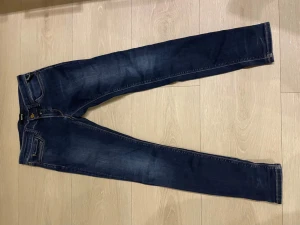 Replay jeans W28/L30 - Jag säljer nu dessa replay jeans i storleken W28/L30 skick 8/10 bara fråga om det är något!