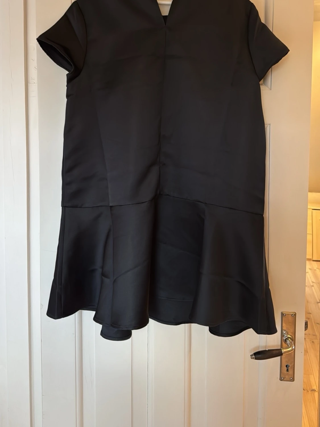 Svart kort satinklänning med volang - 1