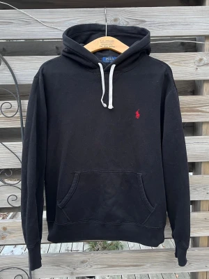 Svart Ralph Lauren Hoodie  - Snygg Svart Ralph Lauren Hoodie. Storlek M, men passar som en S. Fint skick. Hör gärna av er vid funderingar🙌🏻 Perfekt nu till vinterkylan!☃️🥶