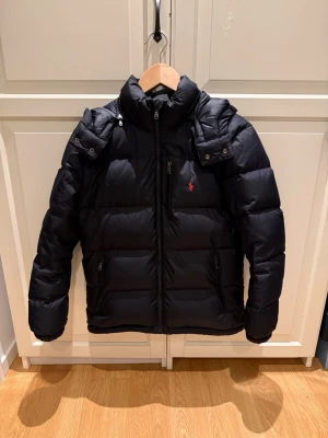 Svart Polo Ralph Lauren Jacka - Svart Polo Ralph Lauren Jacka - Skick: 8/10 - Storlek: 14-16 passar dig som är 160-165/170 - Modellen är 170cm - Pris: 2099kr. Kom DM för fler bilder eller funderingar🥰