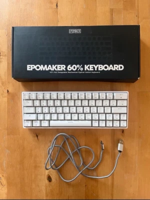 Epomaker 60% Keyboard - Epomaker 60% mekaniskt tangentbord med hot-swappable switchar och RGB-belysning. Kompakt design, vit färg, USB-C kabel medföljer. Tangentbordet är i mycket gott skick. Helt ny mus kommer med på köpet 