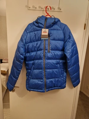 Oanvända Dunjacka Storlek XS/S - Helt ny med lapparna kvar på. Storlek XS men passar mer som S. Nypris 1399 kr. Mitt pris 900 kr. Kan hämtas på plats i Uppsala eller skickas mot porto. OBS inga byten eller returer. 