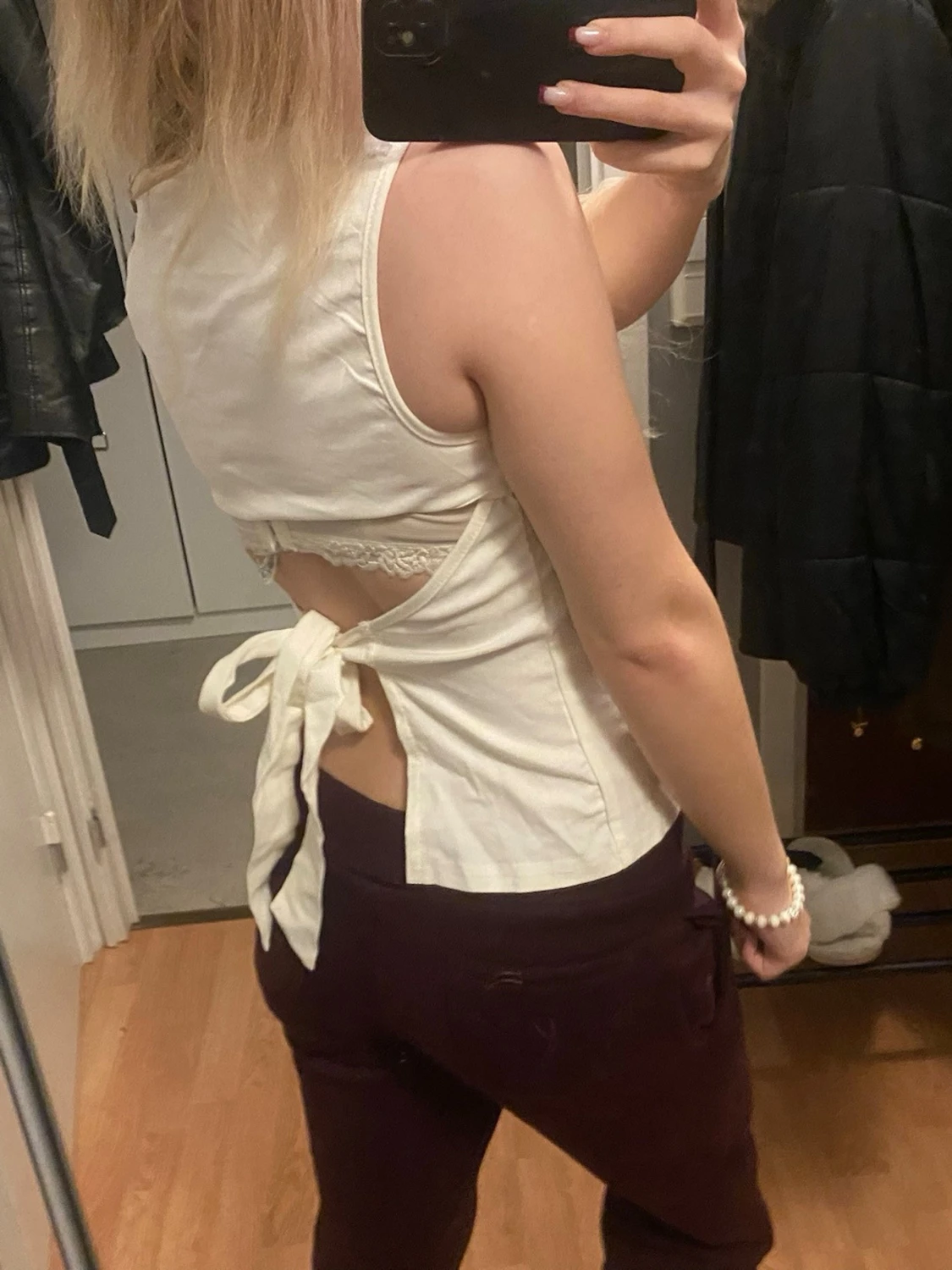 Vit omlottopp med knyt i ryggen