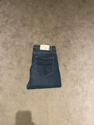 Tiger of Sweden jeans  - Säljer mina super fina jeans i mycket bra skick 👌 | Det är en fin wash på jeansen och W31 L32 (Modell-Shelly) | Mått finns på bild, hör av er vid funderingar 🤗