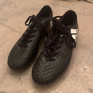 Adidas fotbollsskor  - Säljer ett par Adidas X 16.3 fotbollsskor i storlek EU 40 (US 7½ / UK 7). Snabb och lätt sko från Adidas X-serien, framtagen för spelare som vill ha fart och explosivitet. Priset kan diskuteras 