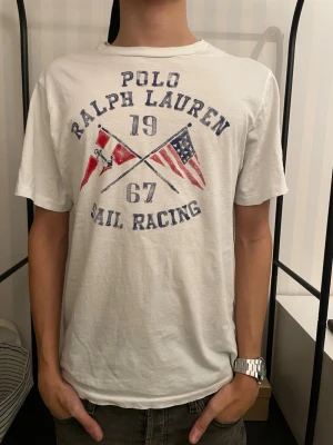 Polo Ralph Lauren t shirt - Polo Ralph Lauren t shirt - storlek 14-16 (xs) - killen på bilden är 173 - skick 8/10 - fler frågor? Kontakta mig