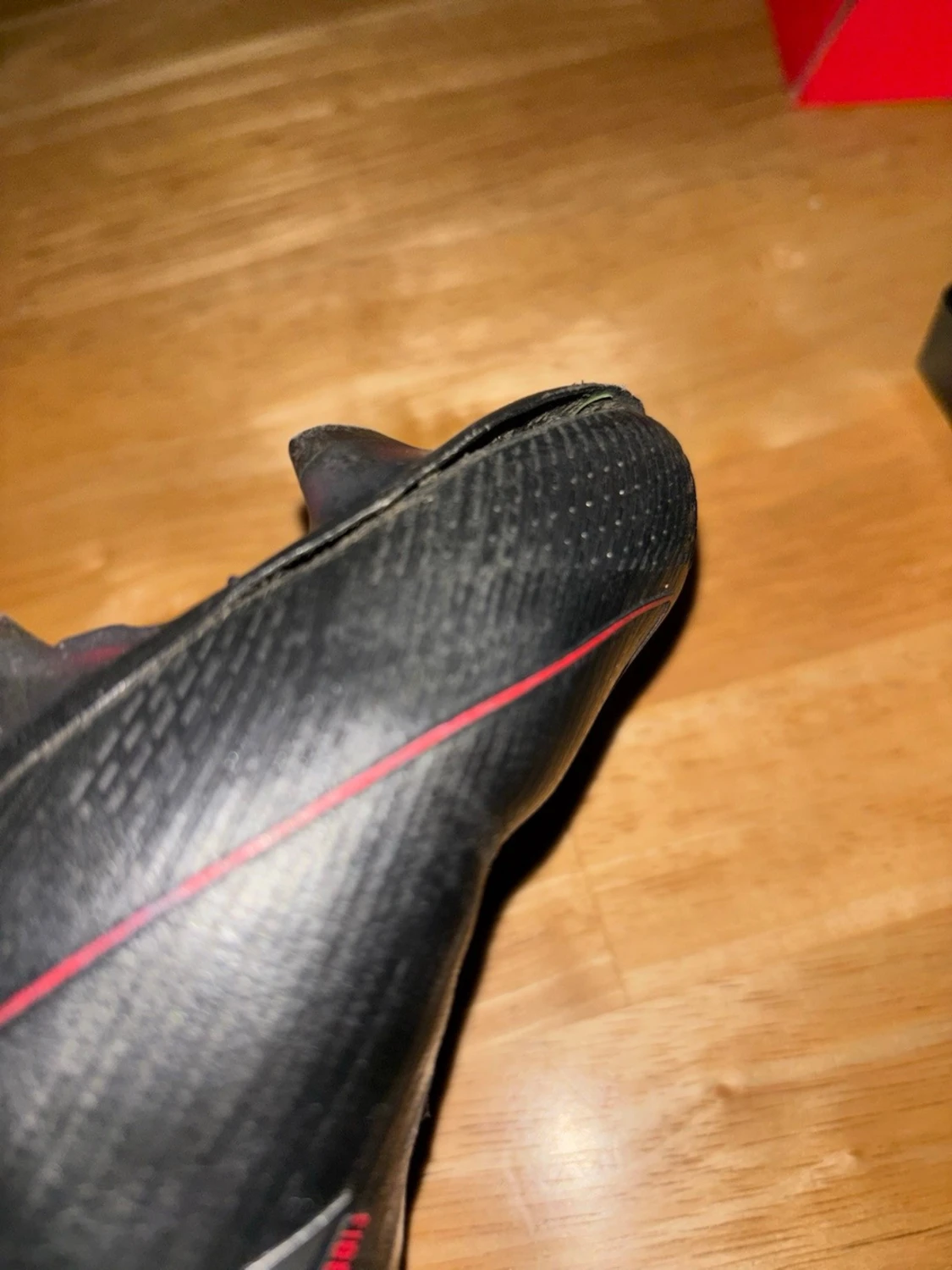 Svarta Adidas fotbollsskor med röd detalj - 5